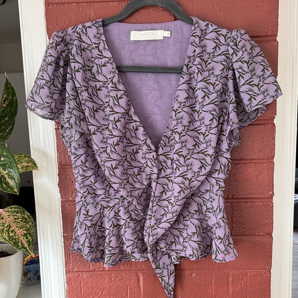 ASTR the Label Purple Floral Ruffle V-Neck Blouse